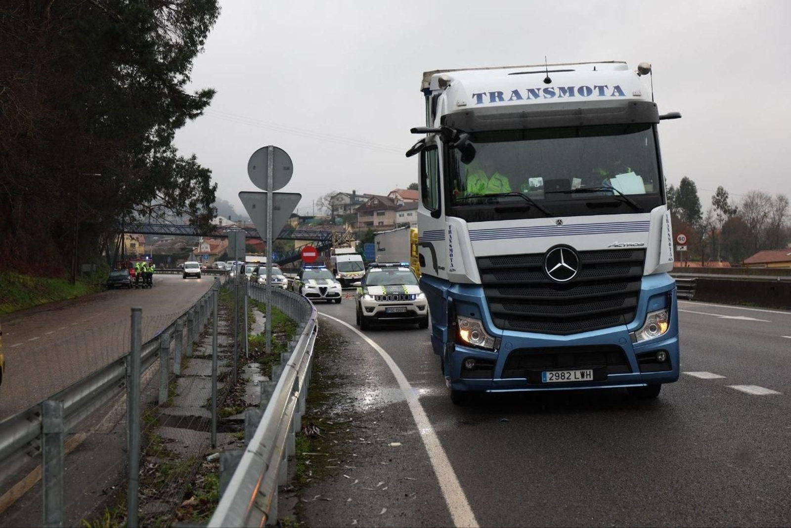 Investigan las causas del atropello a una persona por un camión en la A-55. // Alberte