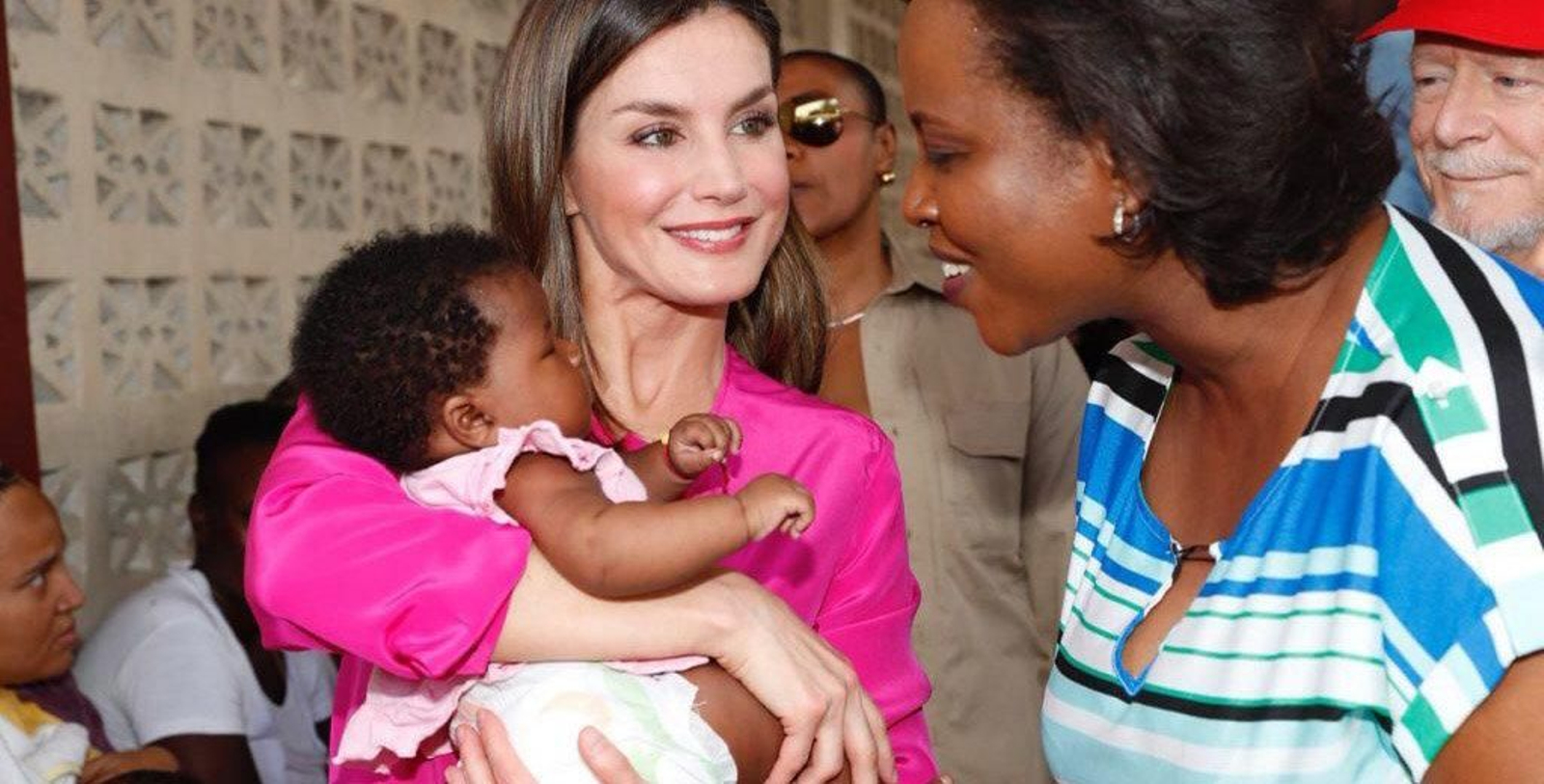 Doña Letizia visitó la escuela Sainte Louise de Marillac, dirigida por la congregación de las Hijas de la Caridad de San Vicente Paul.
