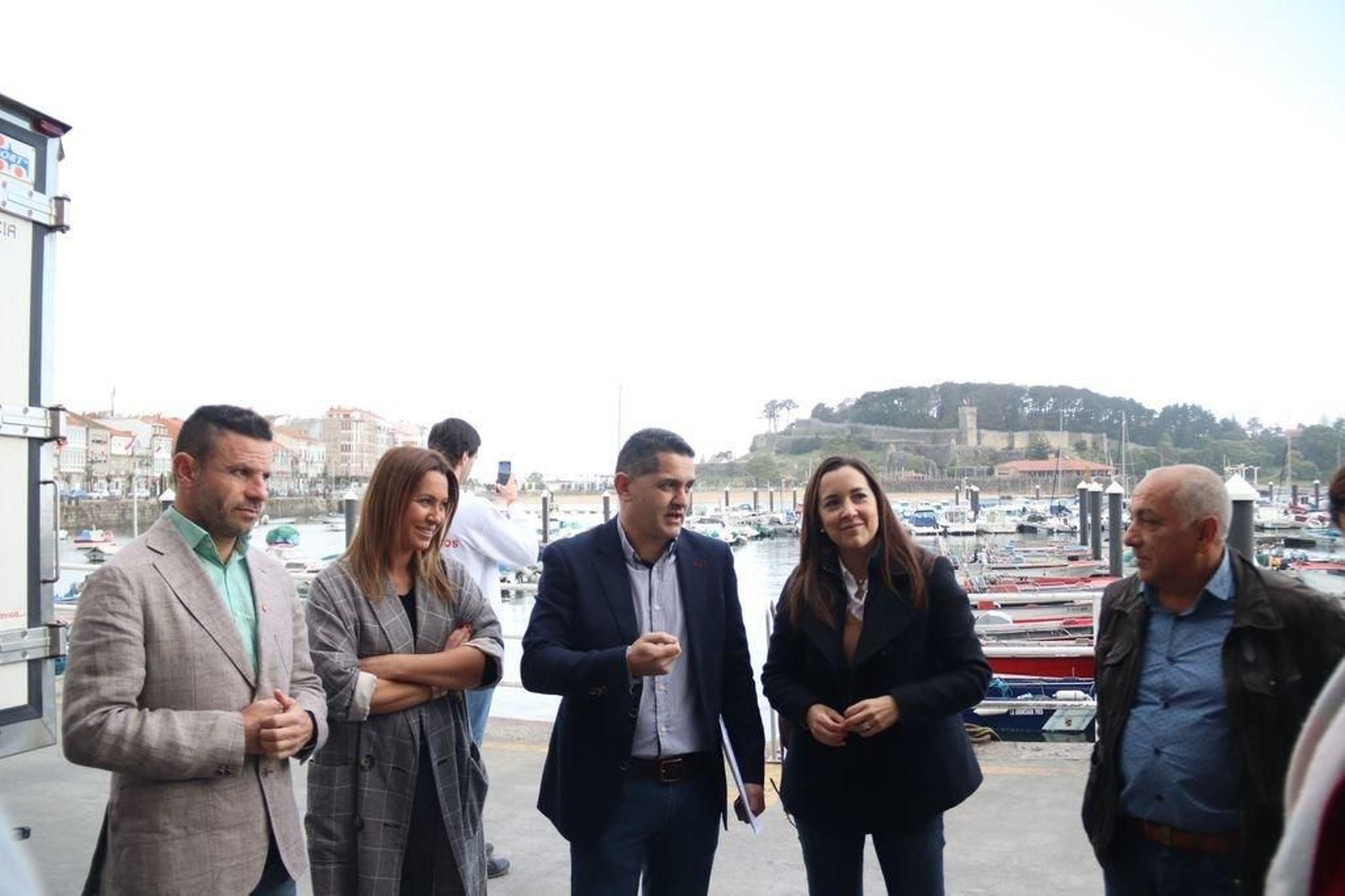 Beatriz Pino, ayer en Baiona. El cierre, en Vigo.