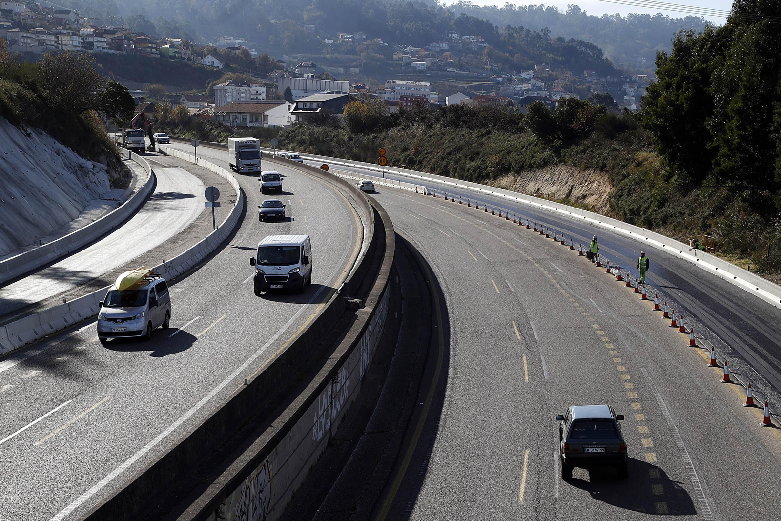 Tráfico en el tramo Rande-Teis, en obras de ampliación de un carril por cada sentido de la circulación, ya visibles en esta parte.