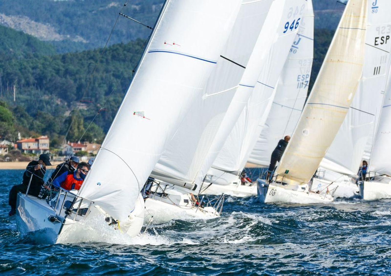 La flota gallega de J80 vuelve a navegar en aguas de Baiona.