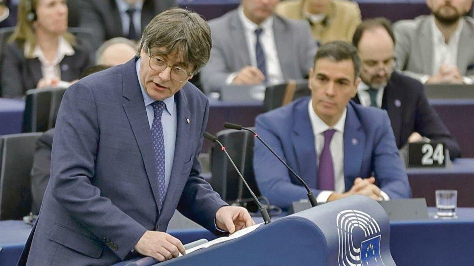 Carles Puigdemont, ante el presidente del Gobierno, Pedro Sánchez.