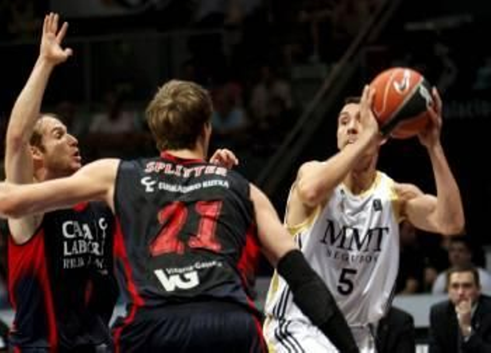 El base argentino del Real Madrid, Pablo Prigioni (d), intenta eludir la defensa de los jugadores brasileños del Caja Laboral, Tiago Splitter (c) y Marcelinho Huertas.