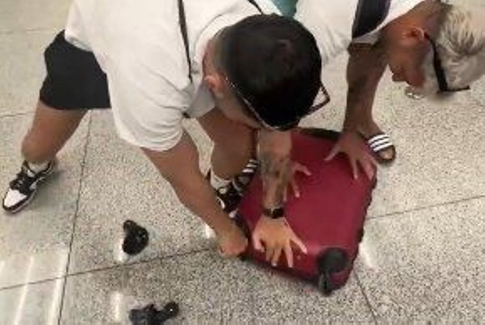 Momento en que los jóvenes de Málaga rompen las ruedas de la maleta de uno de ellos. // X