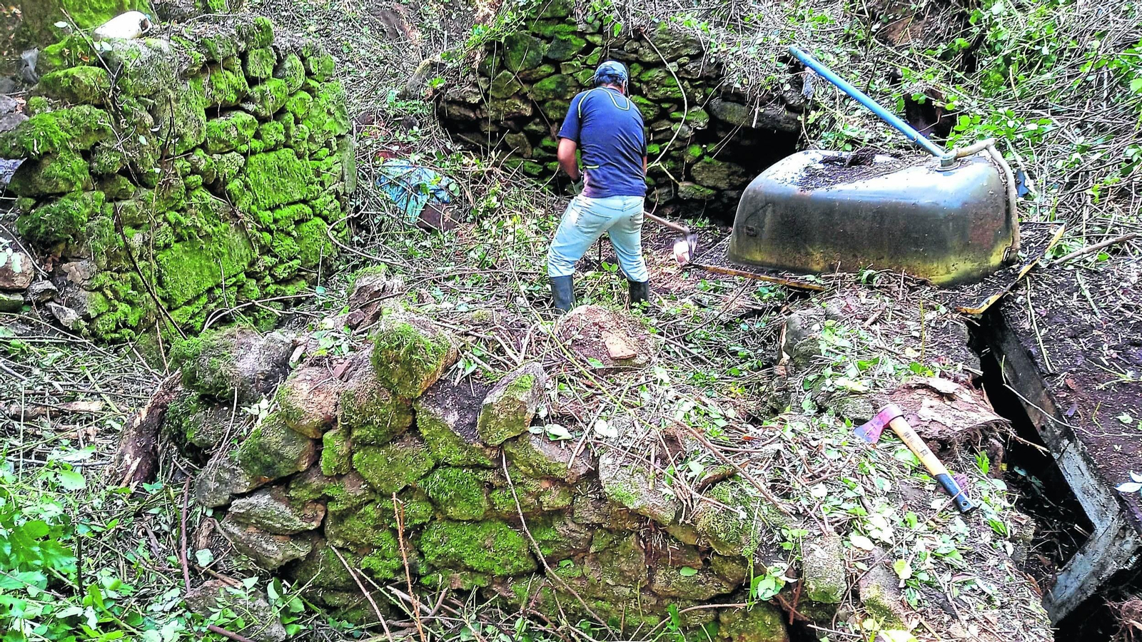 Un grupo de voluntarios procedió a limpiar el lugar en el que se encuentra esta construcción popular