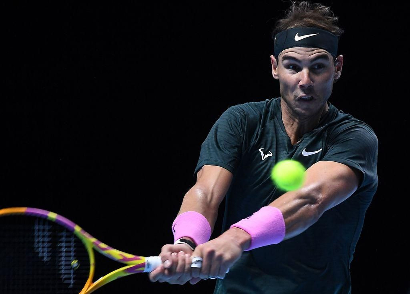 Rafael Nadal devuelve una bola en el partido de ayer contra Dominic Thiem.