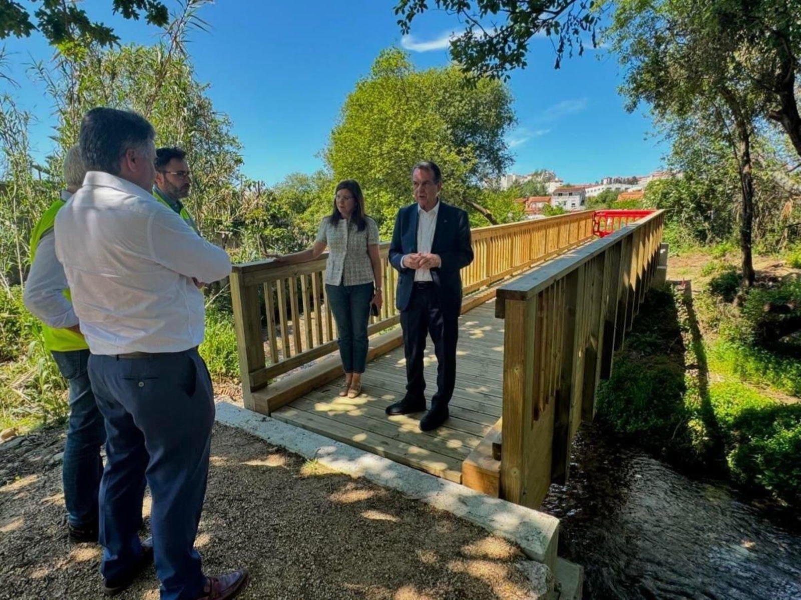 Abel Caballero y María José Caride con técnicos de la obra en uno de los nuevos puentes.