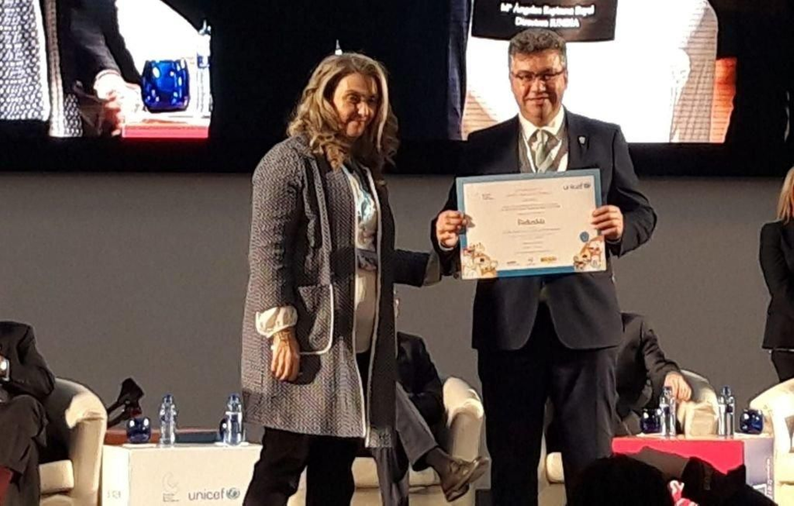 El alcalde de Redondela en el momento de recoger el galardón.