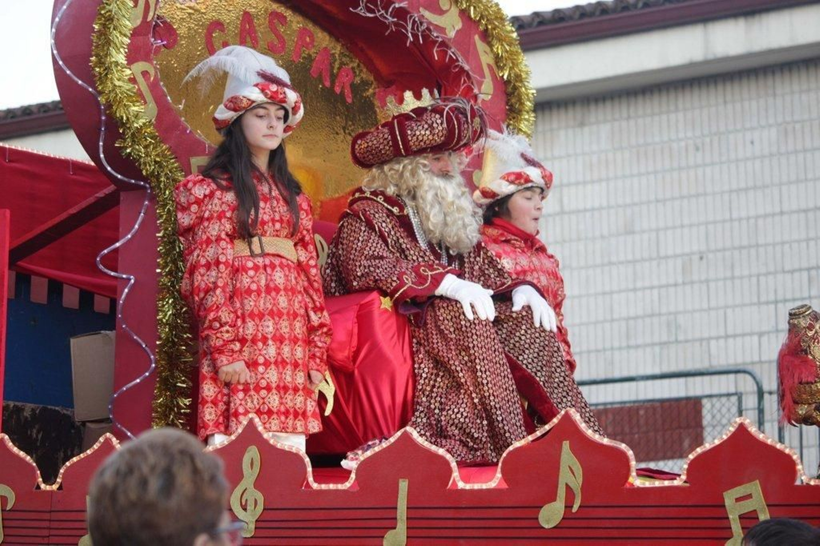 Melchor, Gaspar y Baltasar desfilaron en vistosas carrozas por las calles de O Porriño entre la ilusión de grandes y pequeños.