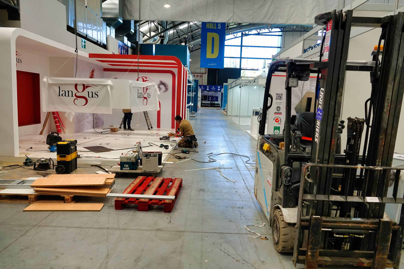 Montaje de la feria de Conxemar en el Ifevi.