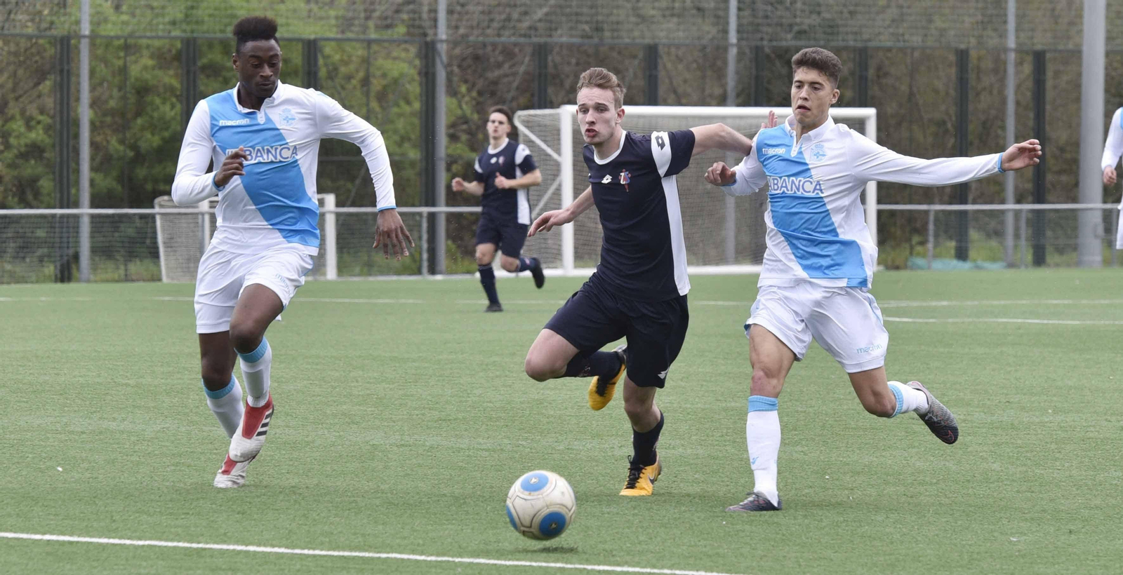 Óscar trata de llevarse una pelota en un partido de esta temporada.