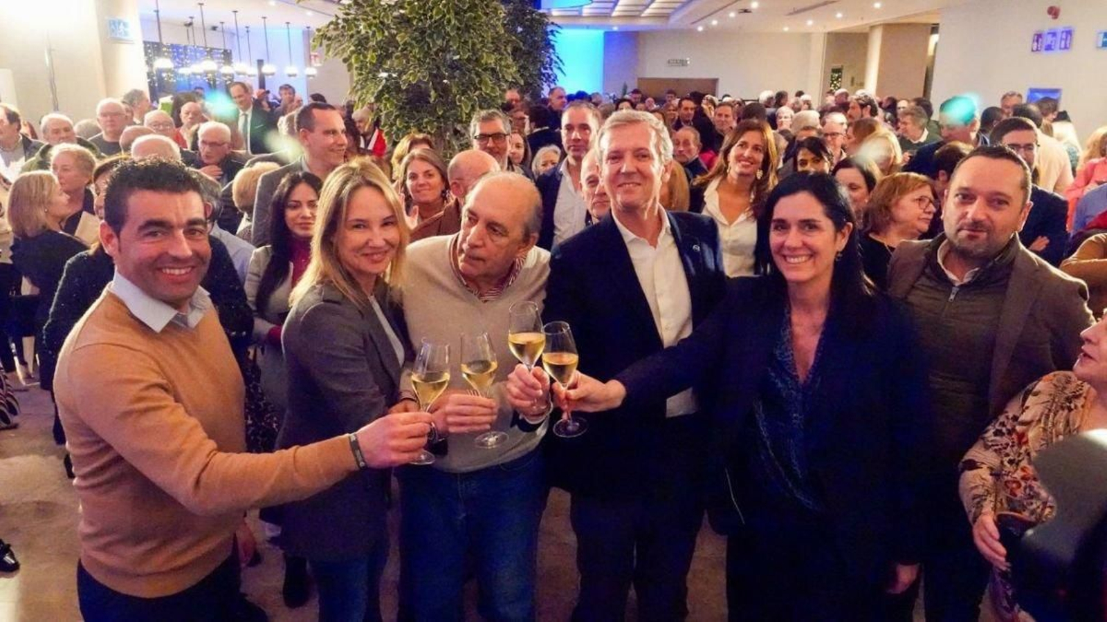 Alfonso Rueda, ayer con militantes del PP en la fiesta navideña, con Luis López, Tapias o Chema Figueroa.