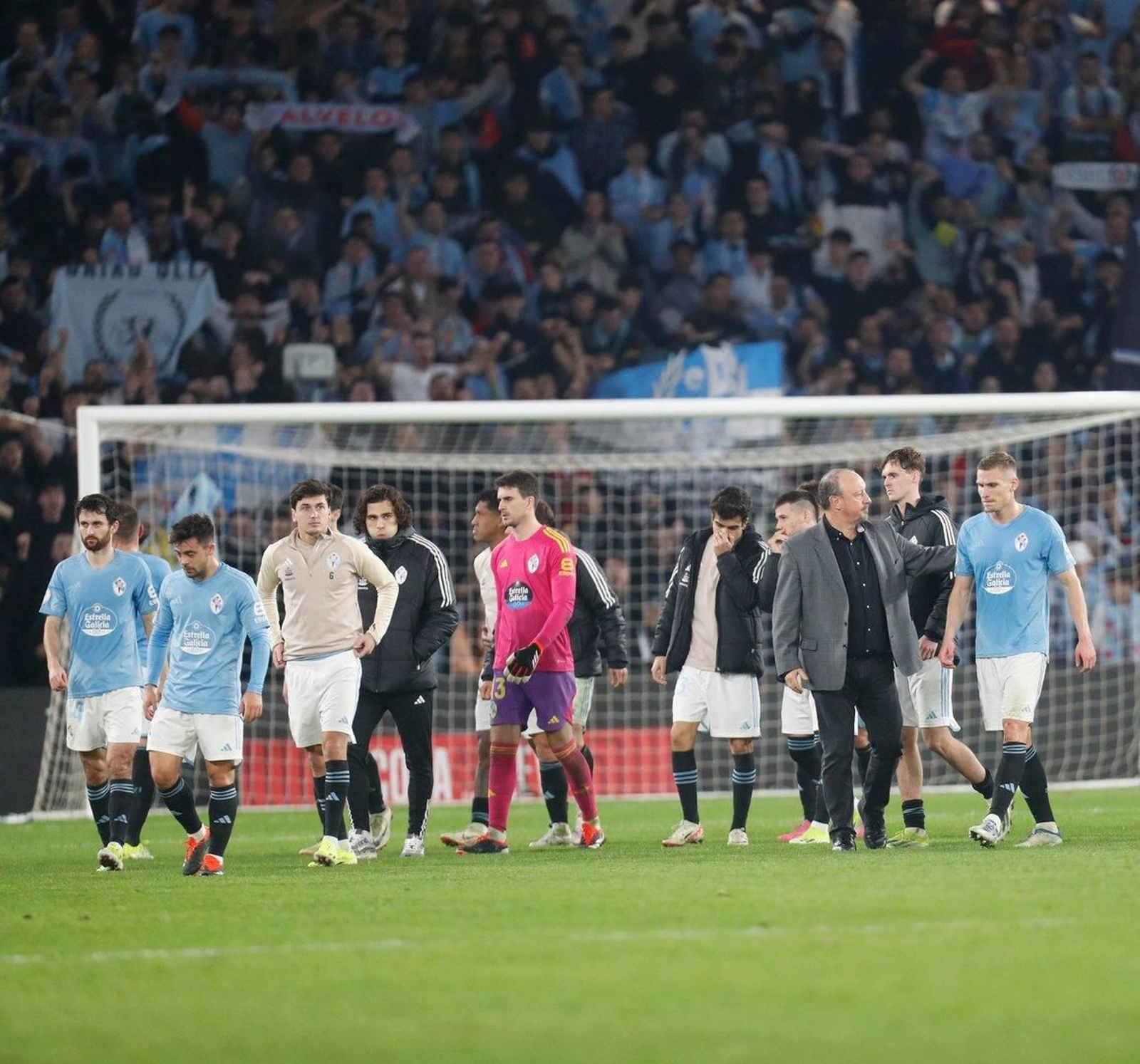 Los jugadores del Celta con Benítez al finalizar el partido.