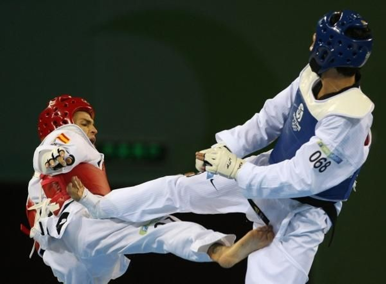 Un momento del combate de Ramos contra el deportista de Belice. (Foto: EFE)