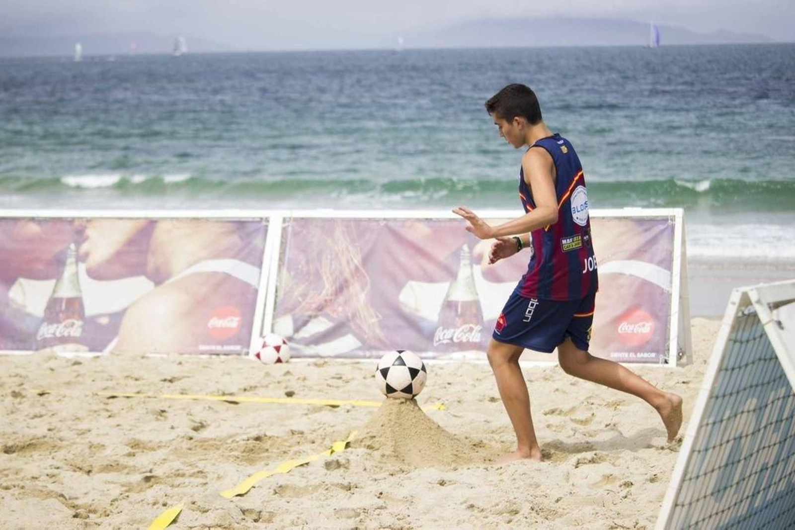 Uno de los jugadores del Levante efectúa un saque en Samil.