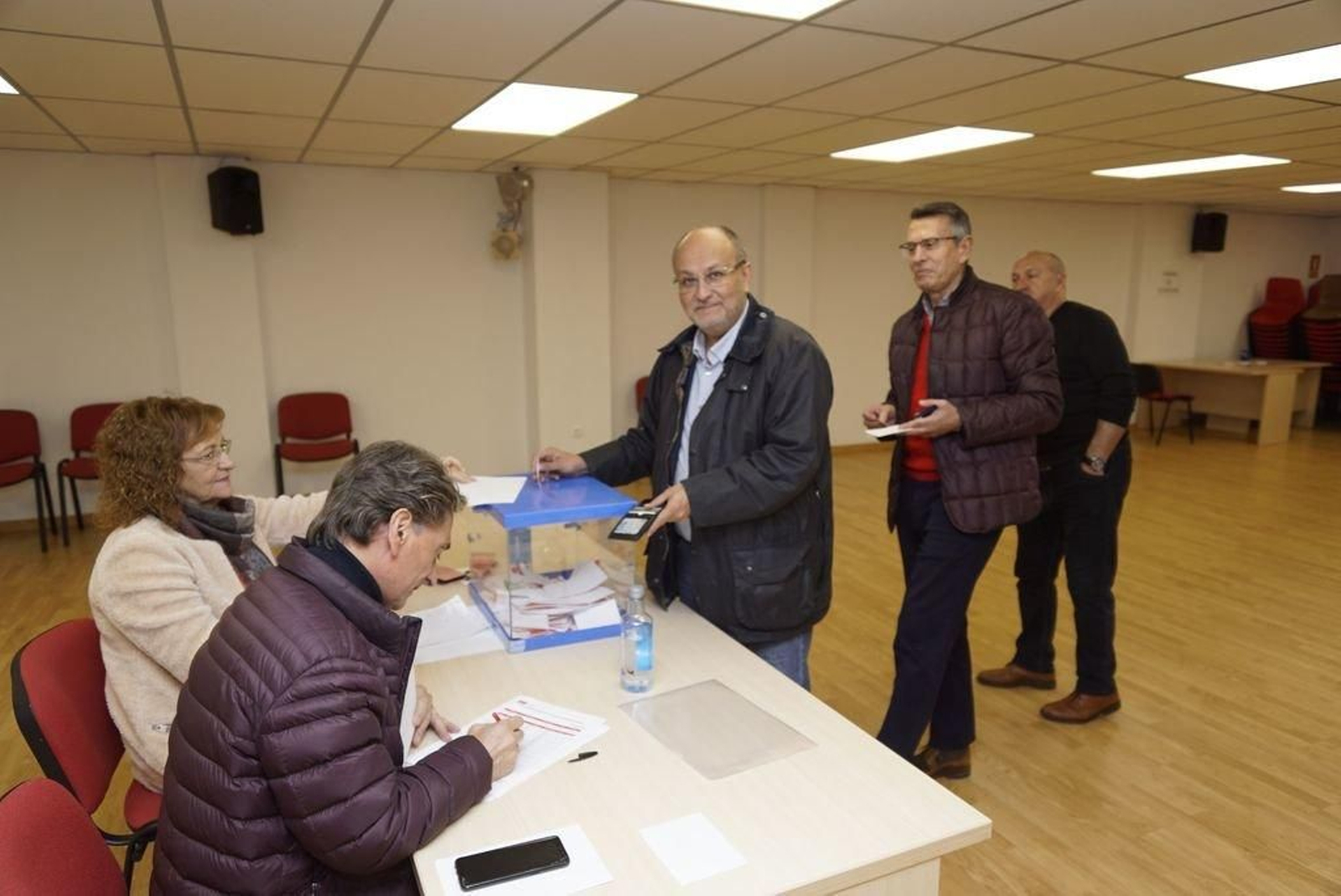 Losada y Gallego, los dos últimos secretarios, al votar.