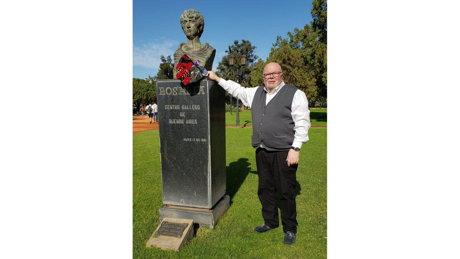 Luis González Tosar en una ofrenda floral a Rosalía de Castro, en el Jardín de los Poetas del Rosedal, Palermo, Buenos Aires