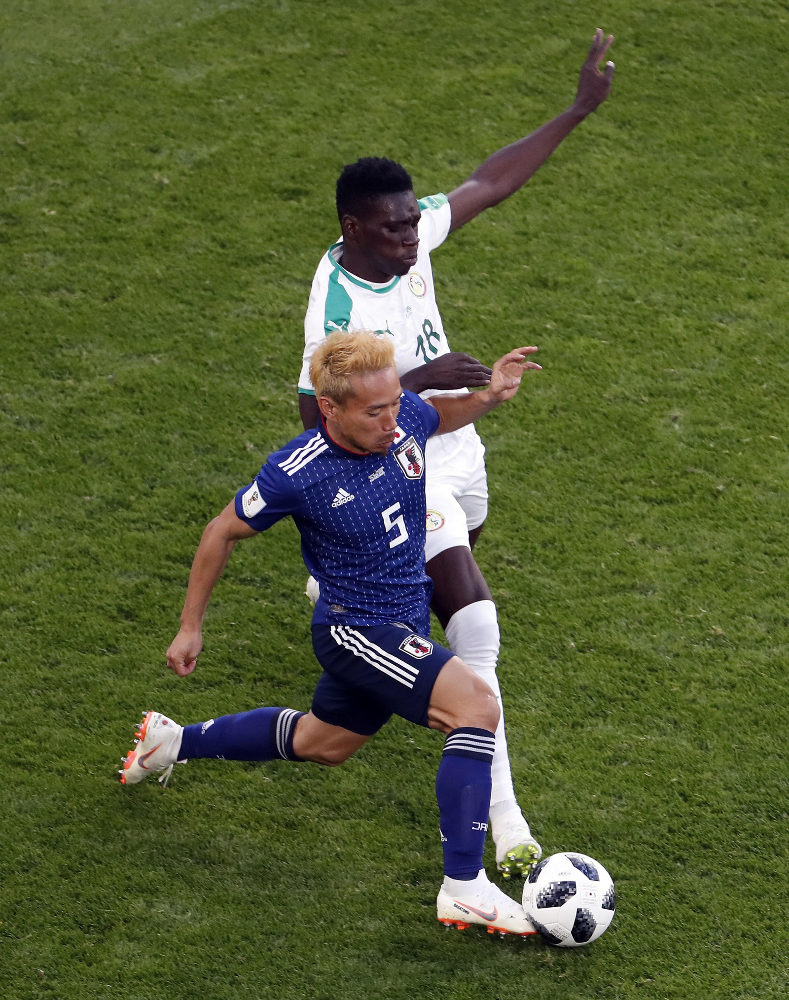 Nagatomo y Sarr, en disputa.