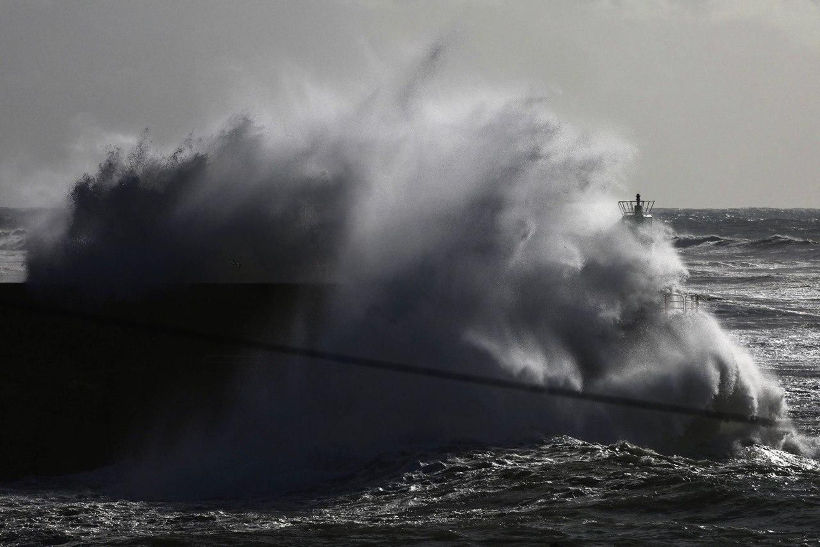 Una ola engulle el espigón de A Guarda.