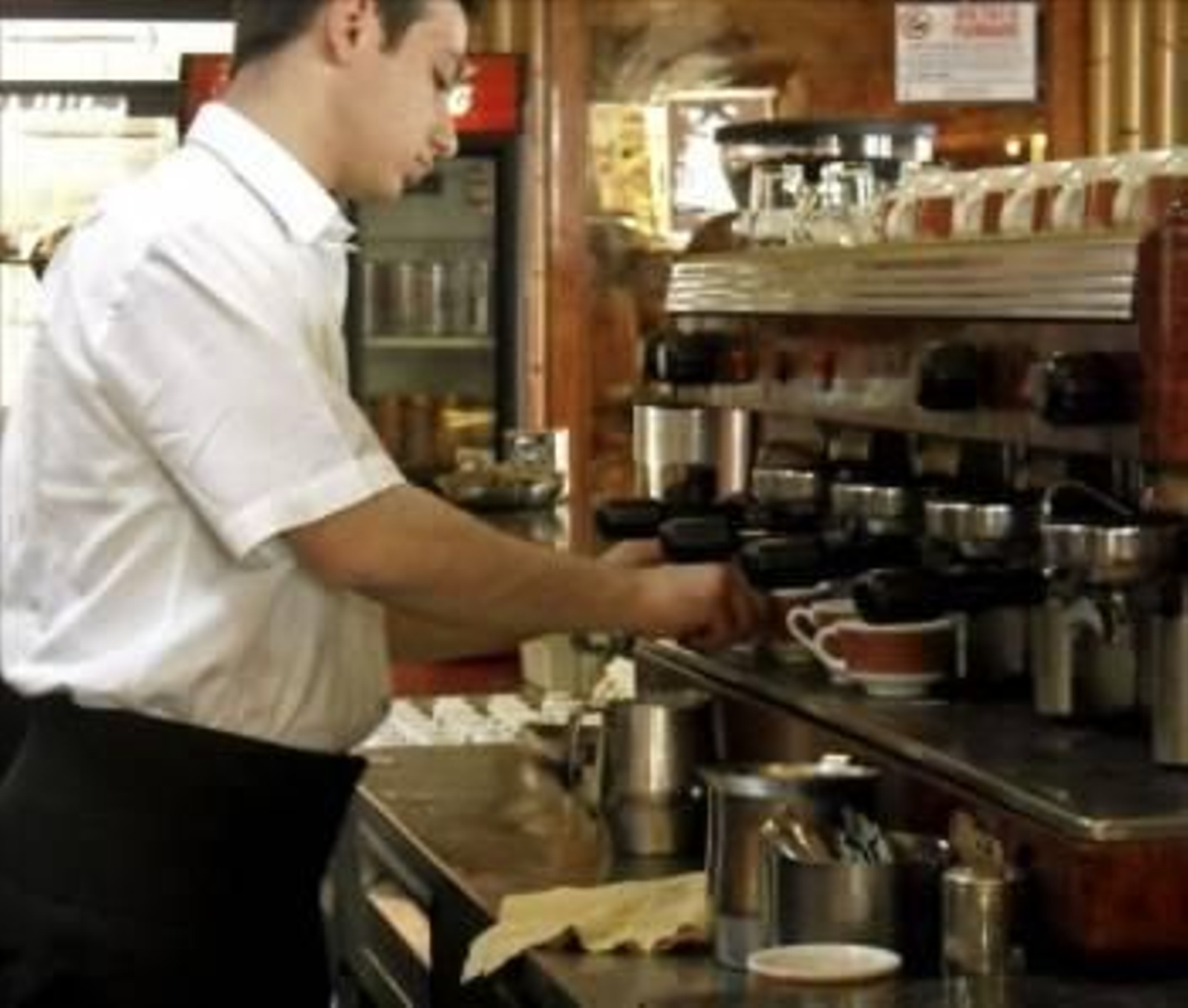 Un camarero prepara varios cafés en un bar. (Foto: ARCHIVO)