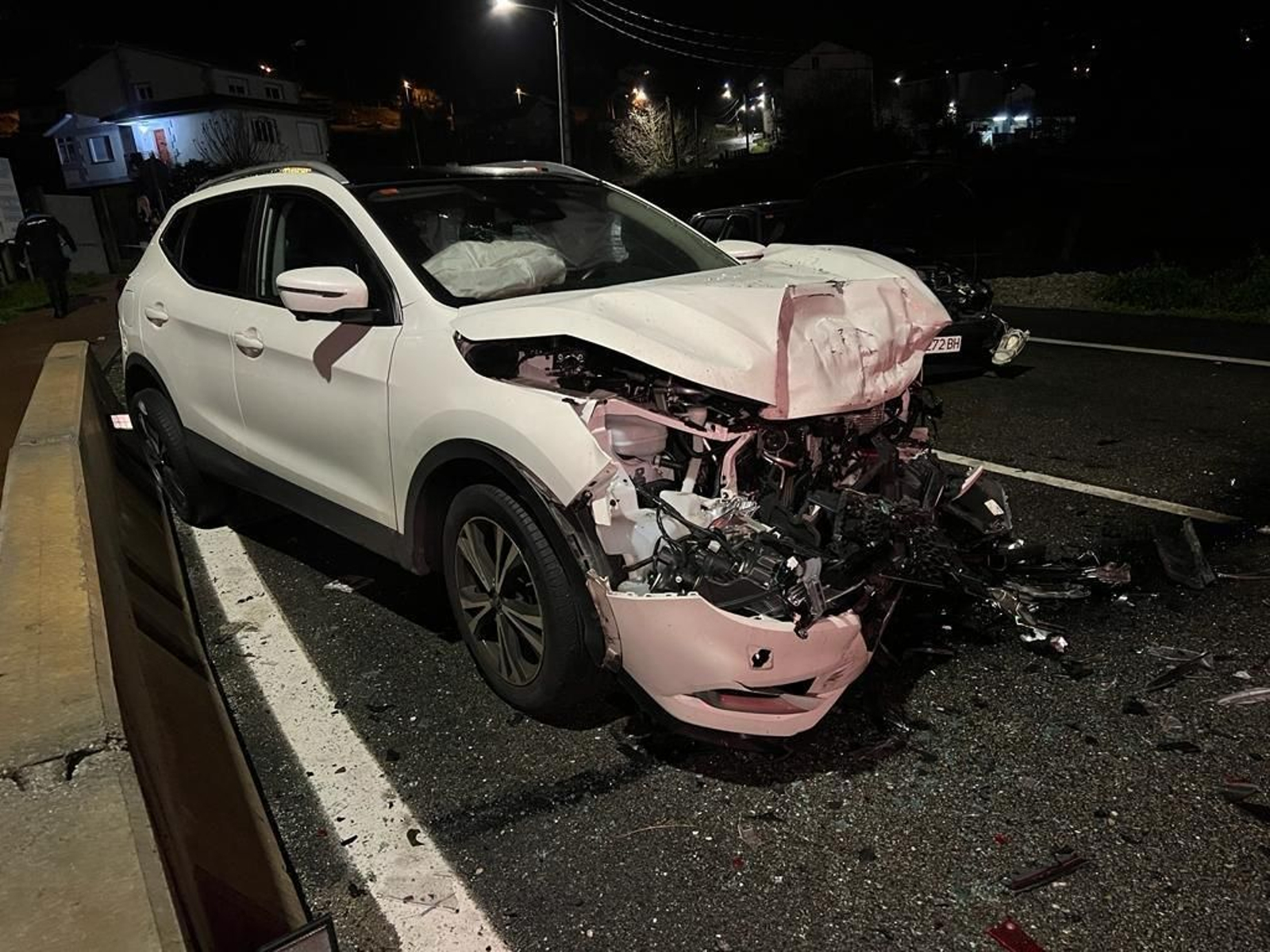 Estado del coche tras colisionar contra otro vehículo.