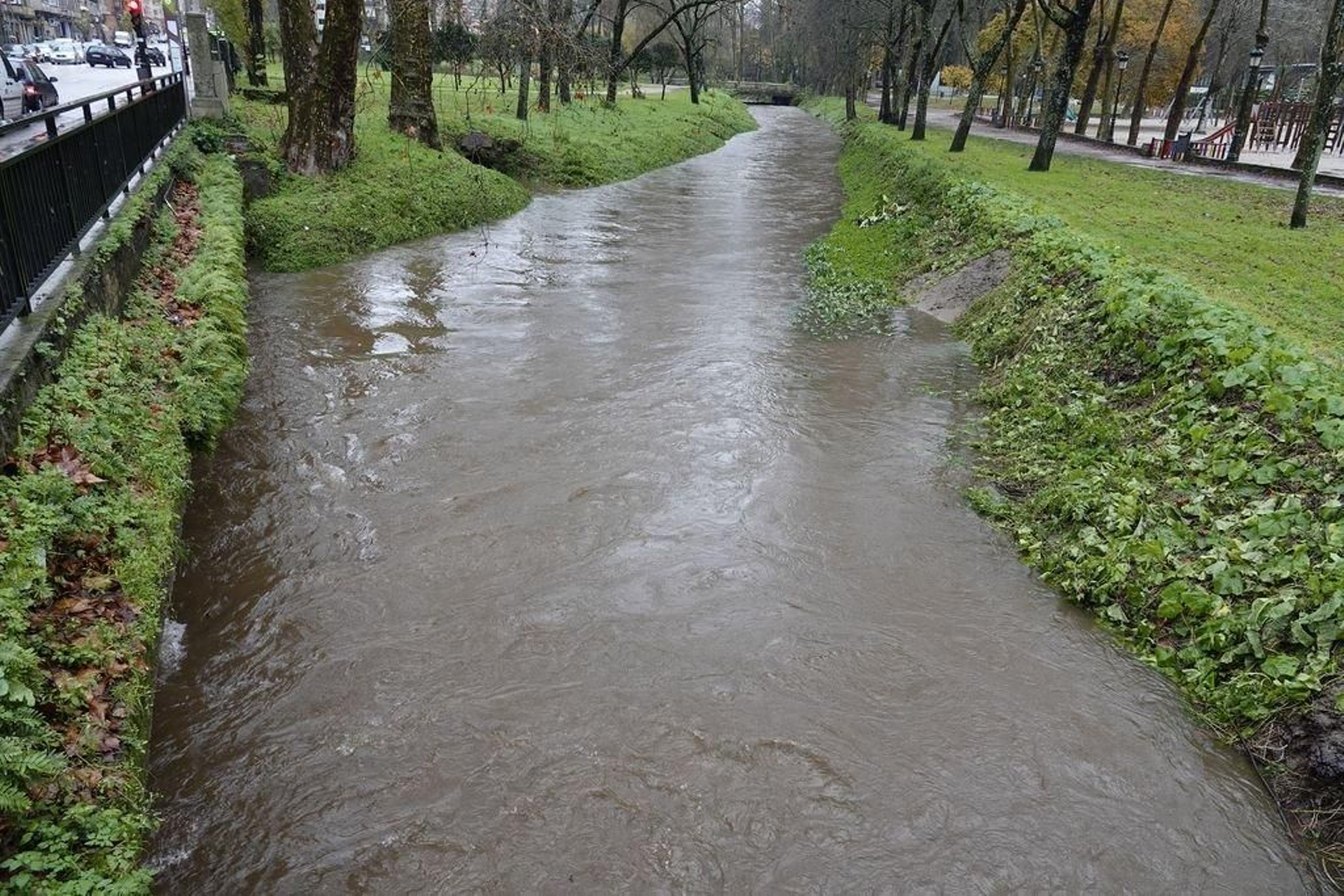 El río Lagares a su paso por el parque de Castrelos.