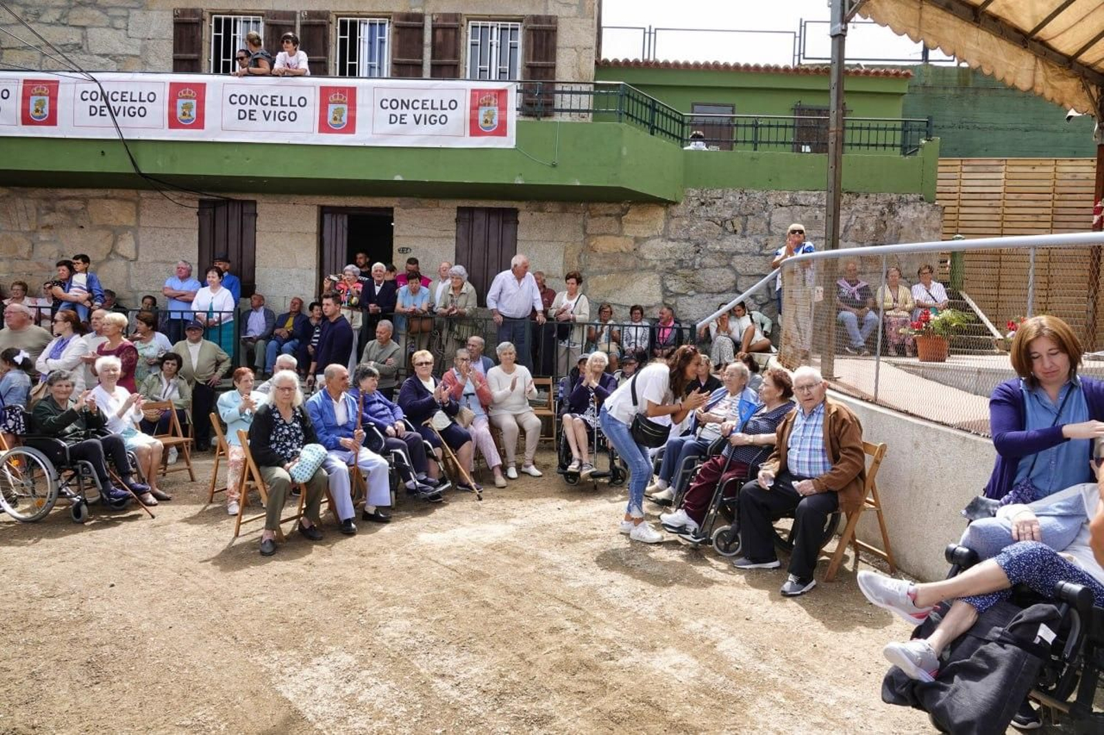 Vecinos disfrutando de las carrozas de San Campio. // Vicente Alonso