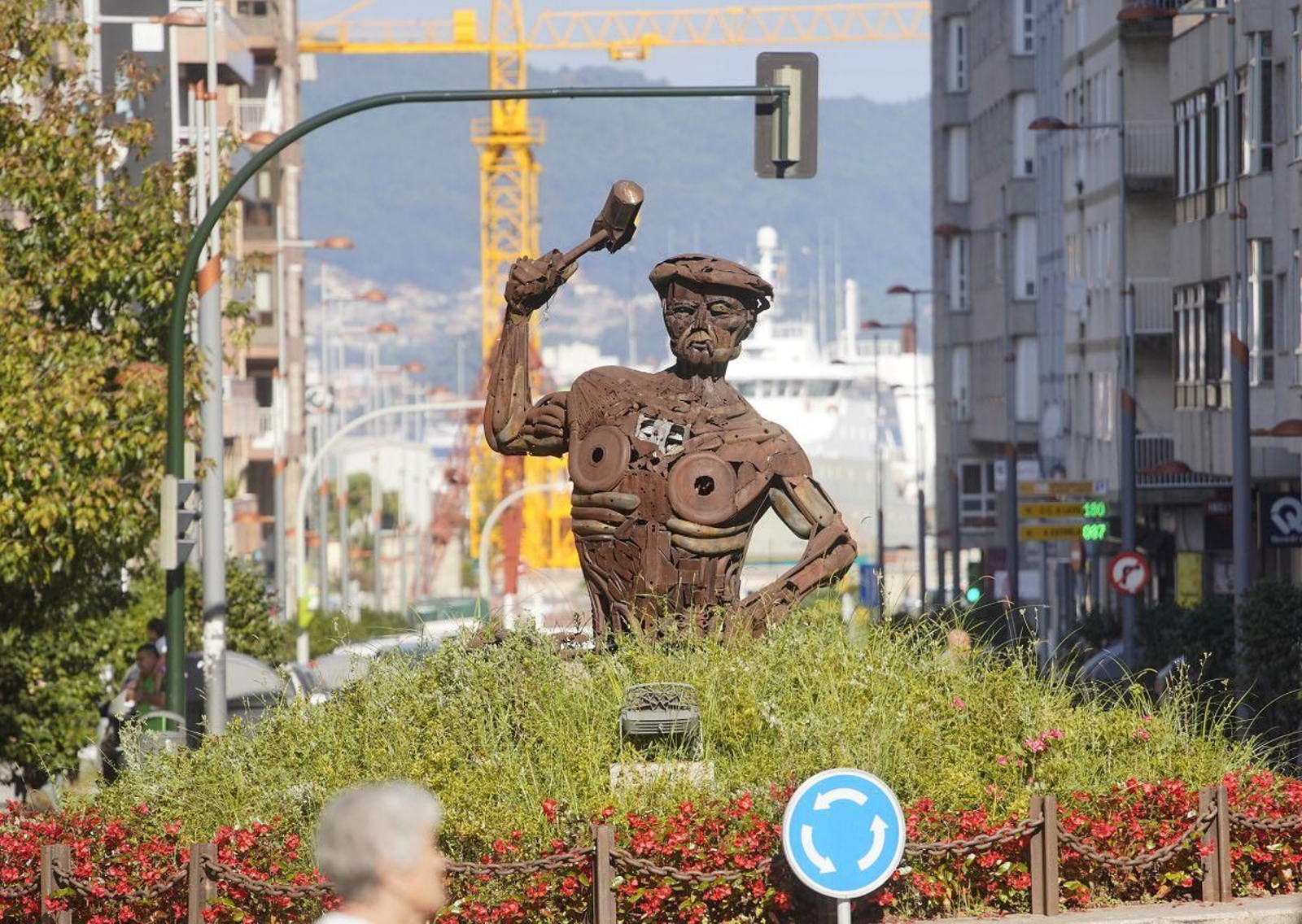 Estatua de la plaza de la Industria del escultor Guillermo Steinbrüggen, sobrino de uno de los primeros alemanes en Vigo, Francisco Steinbrüggen. A la derecha negocio                         de la familia Meyer en la calle Coruña.