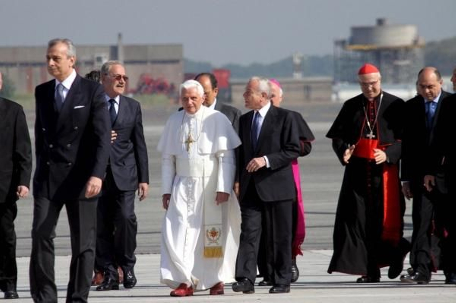El Papa Benedicto XVI, a su llegad a Jordania. (Foto: EFE)