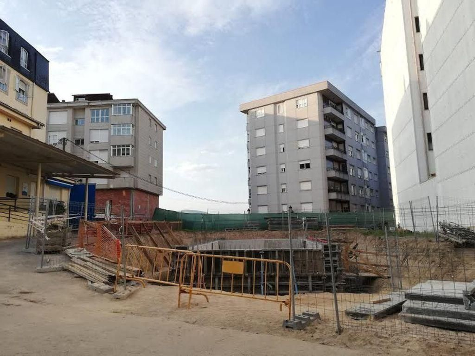 Las obras de instalación de la caldera de biomasa del centro de Ponteareas, ayer.