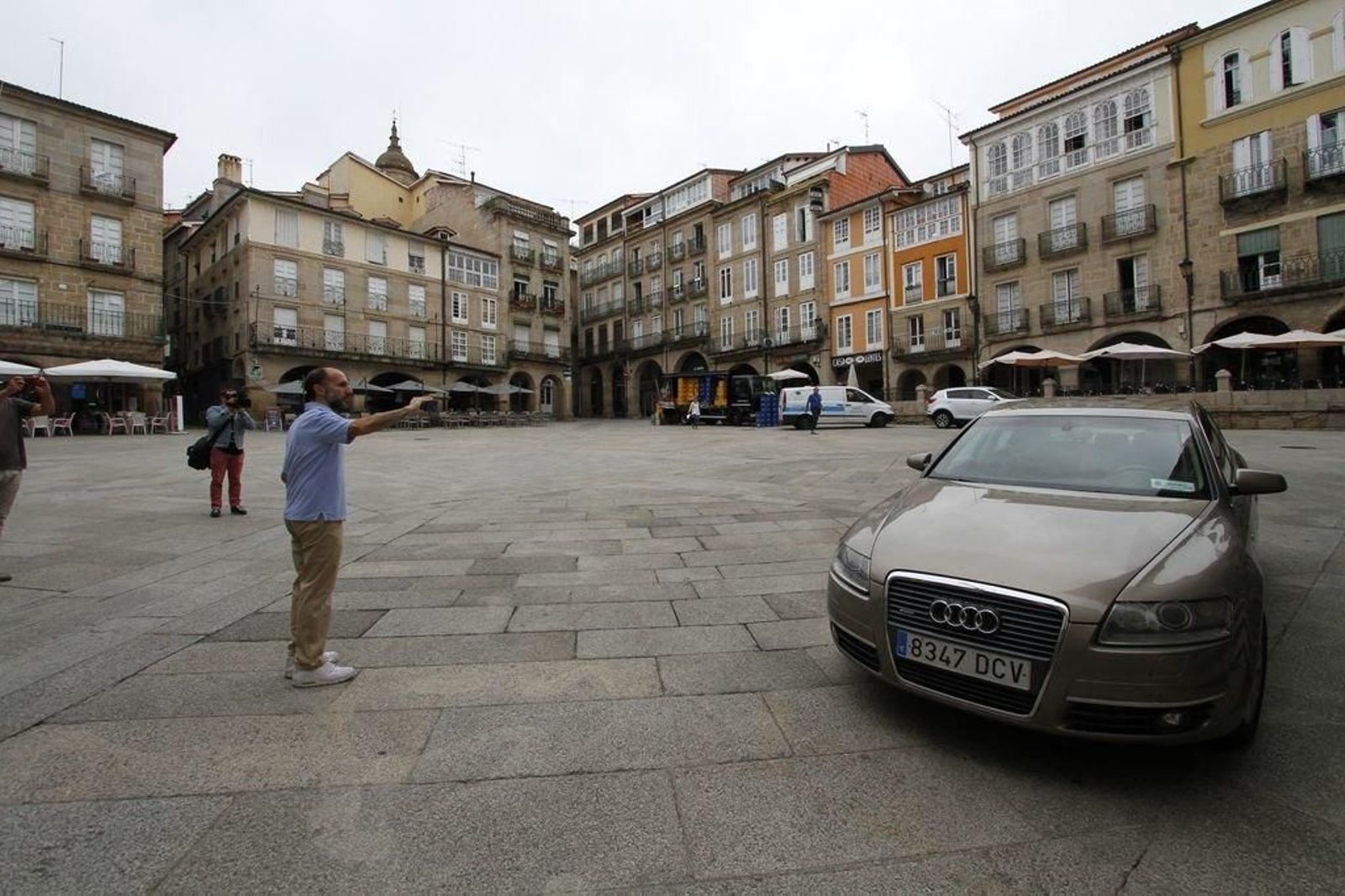 Gonzalo Pérez Jácome, fotografiando uno de los coches oficiales, el Audi A6.