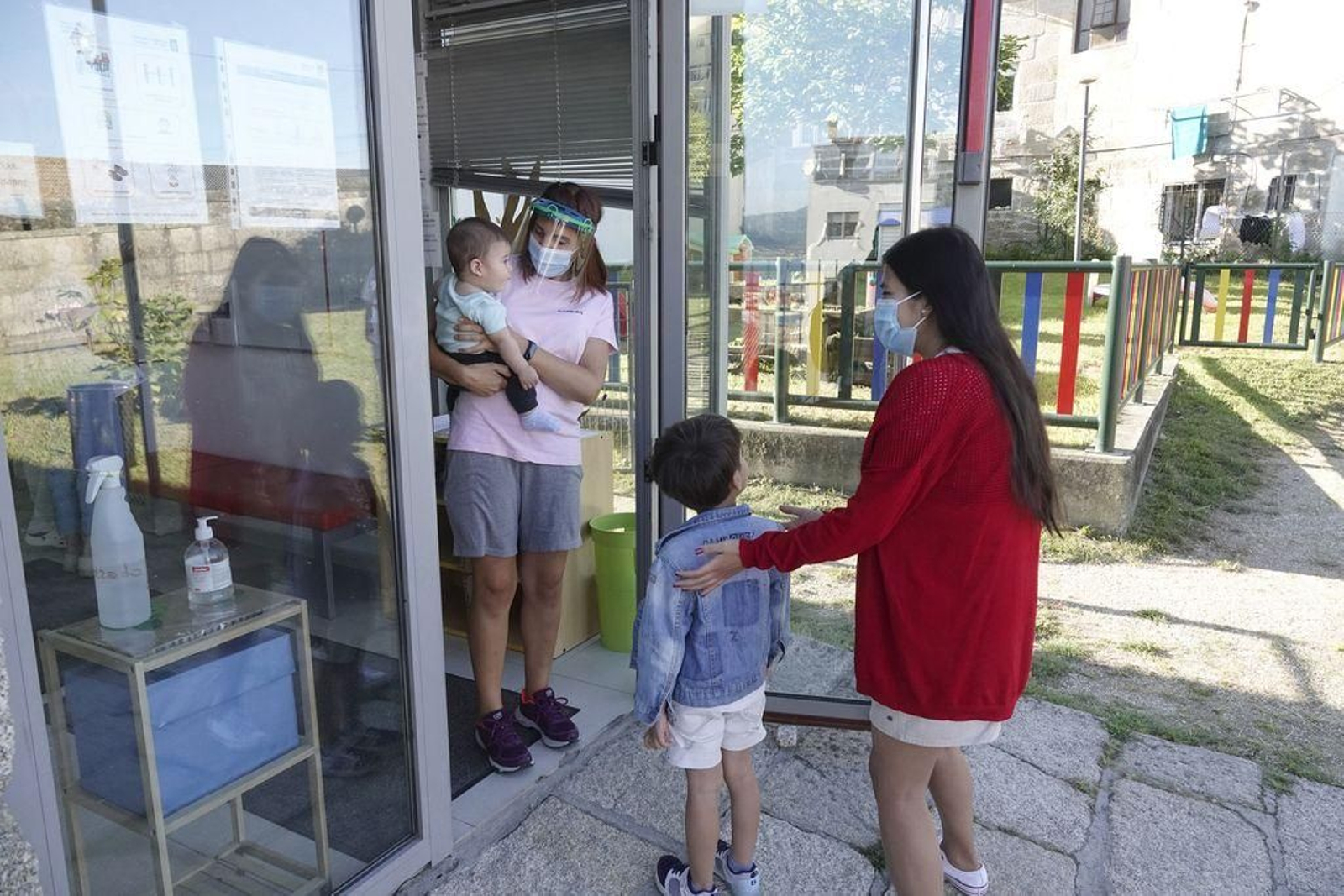 Los niños entrarán y saldrán del recinto educativo de uno en uno.
