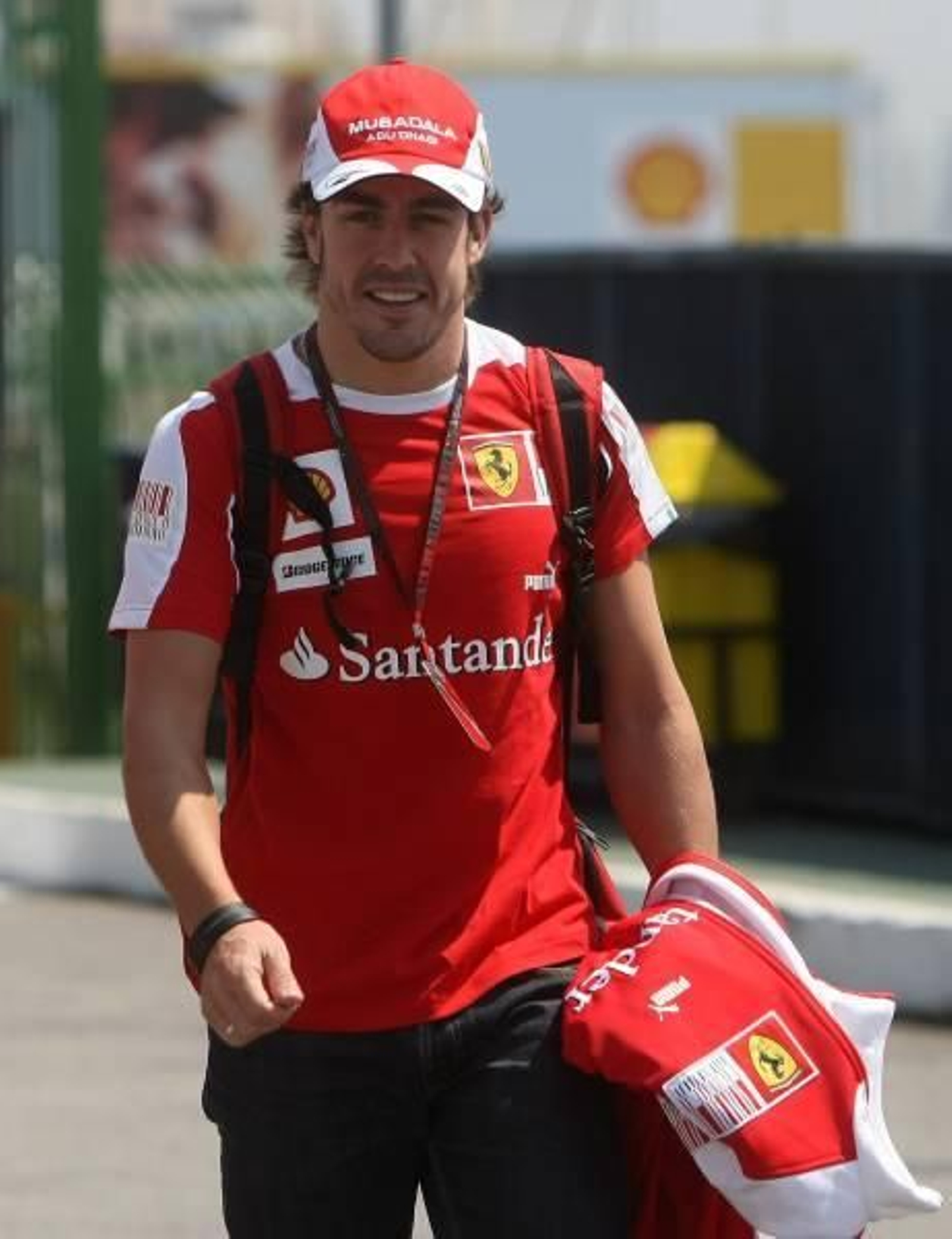El piloto español Fernando Alonso llega al autódromo de Interlagos hoy, jueves 4 de noviembre de 2010, en Sao Paulo (Brasil).