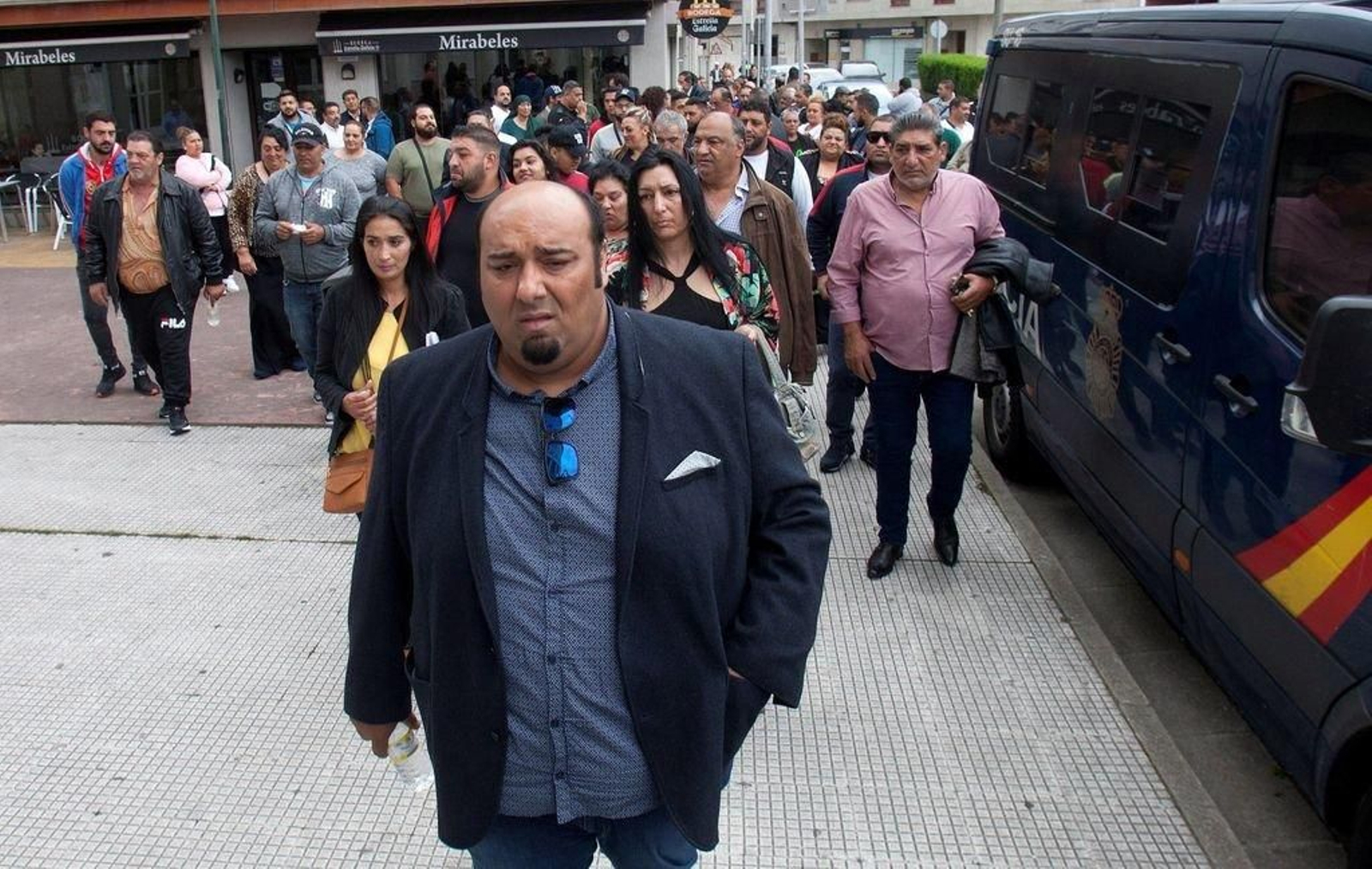 Sinaí Giménez, ayer apoyado por medio centenar de gitanos gallegos antes del juicio.