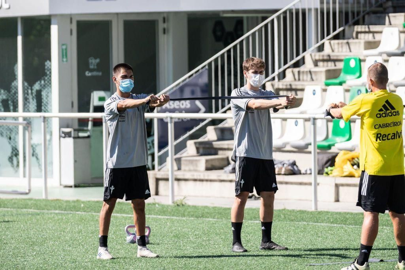 Dos jugadores del equipo juvenil del Celta, en un entrenamiento.