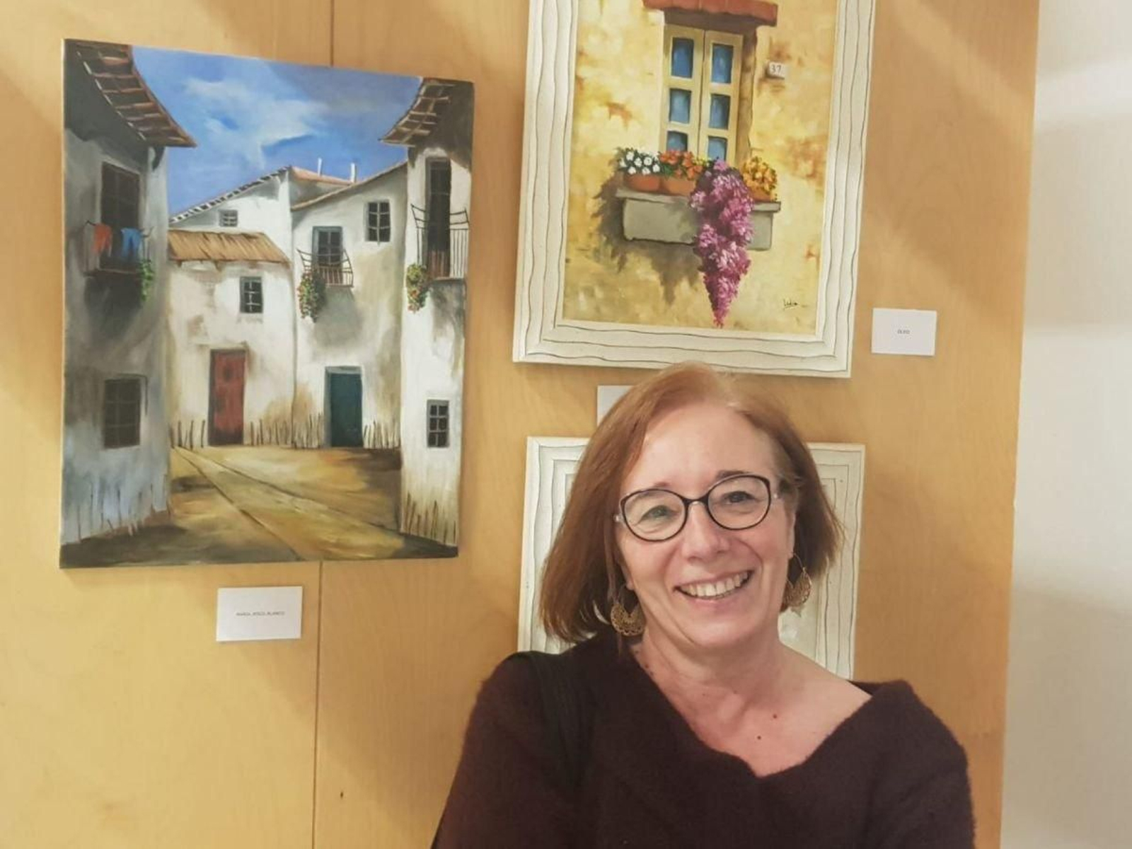 María Jesús Lago, junto a su cuadro.