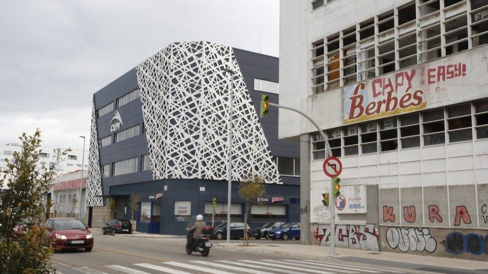 La nave en ruinas de Frigo Berbés, al lado de CLPV, empresa participada por Coper, como Atunlo.