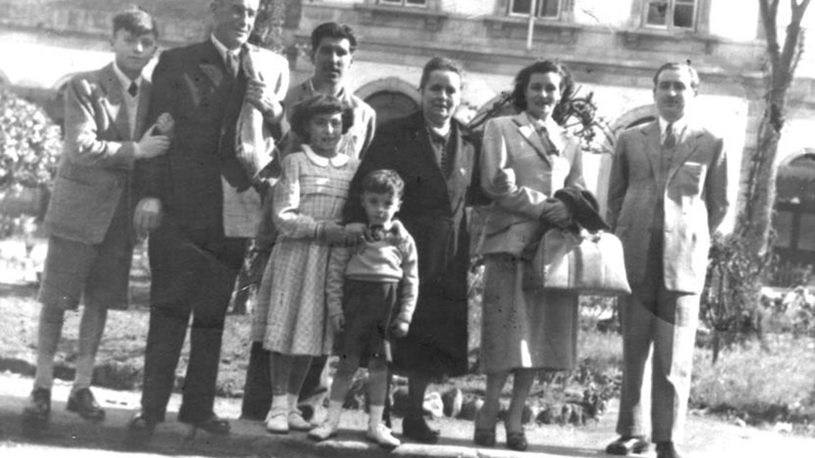 Jovita Alonso con sus tres hijos y familiares en Portugal.