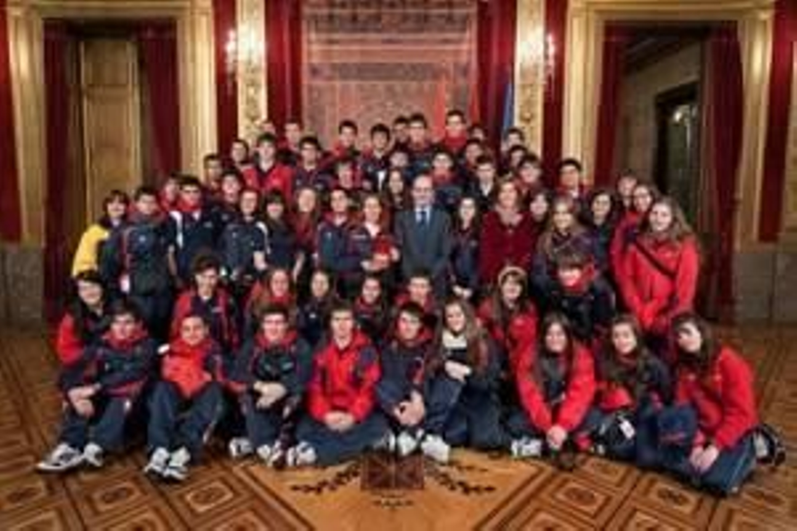 Alberto Catalán con el grupo de jóvenes.