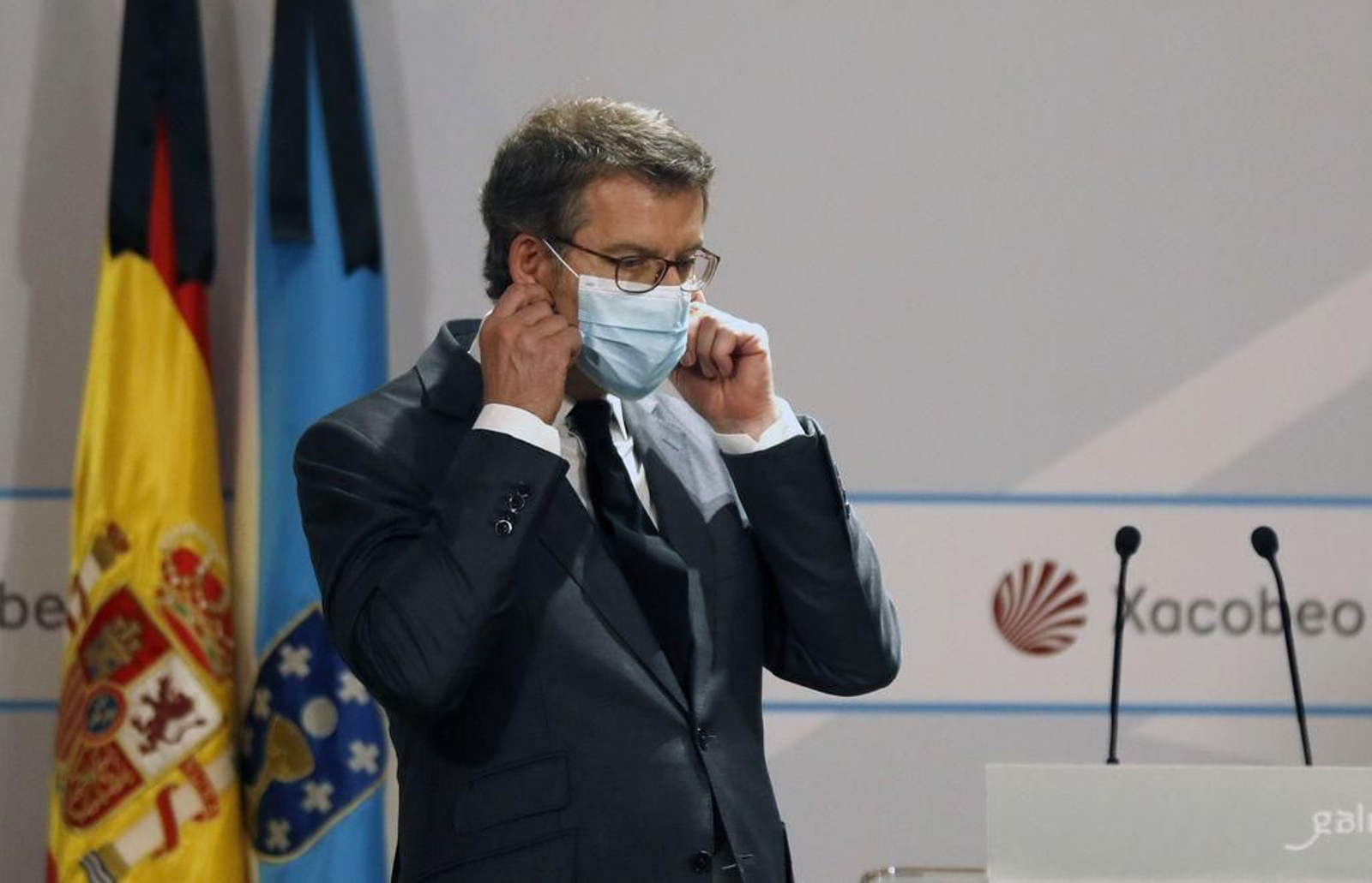 El presidente de la Xunta, Alberto Núñez Feijóo, con mascarilla momentos antes de su comparecencia.