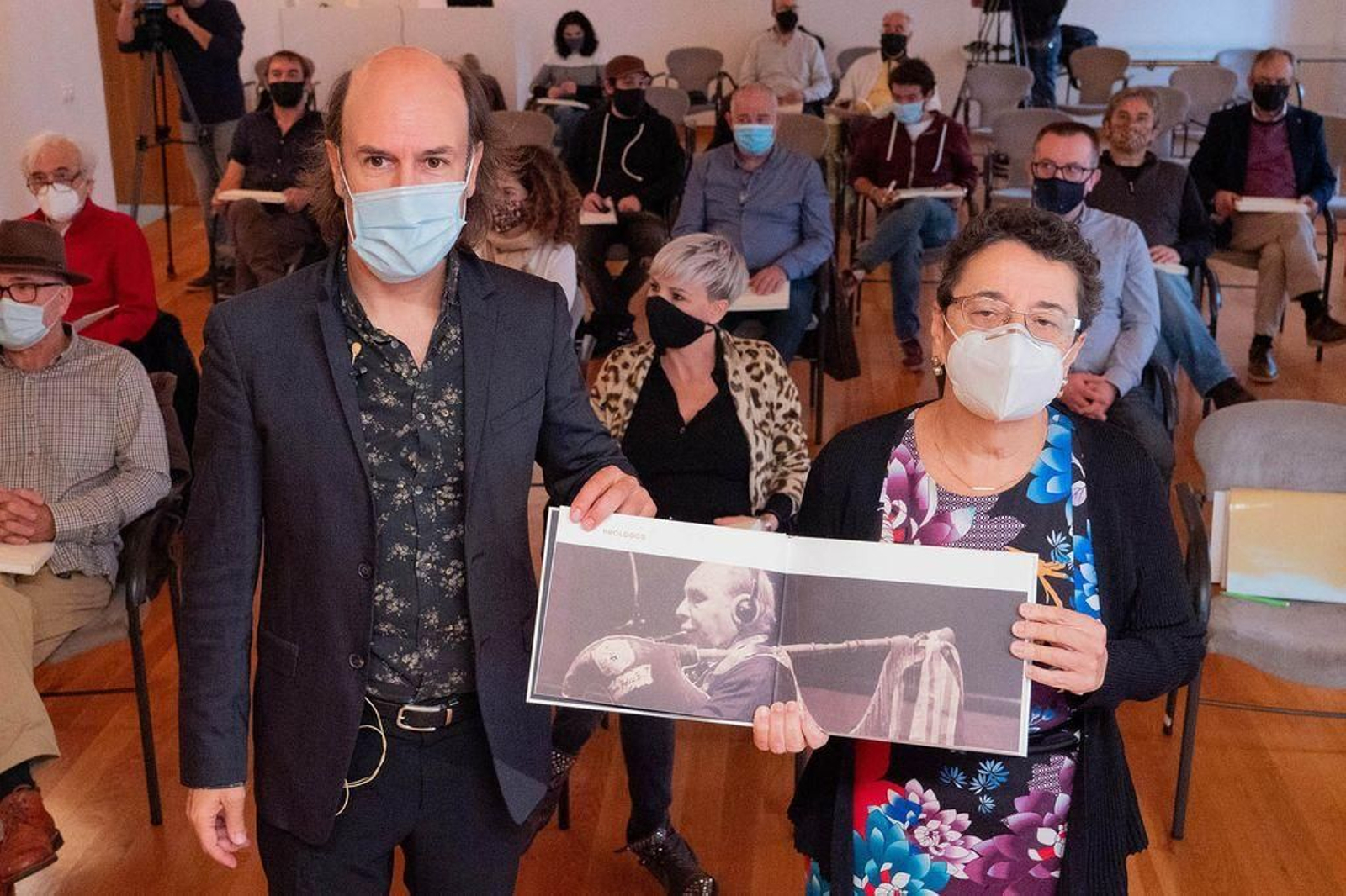 Carlos Núñez y la presidenta del Consello de Cultura, Rosario Álvarez.