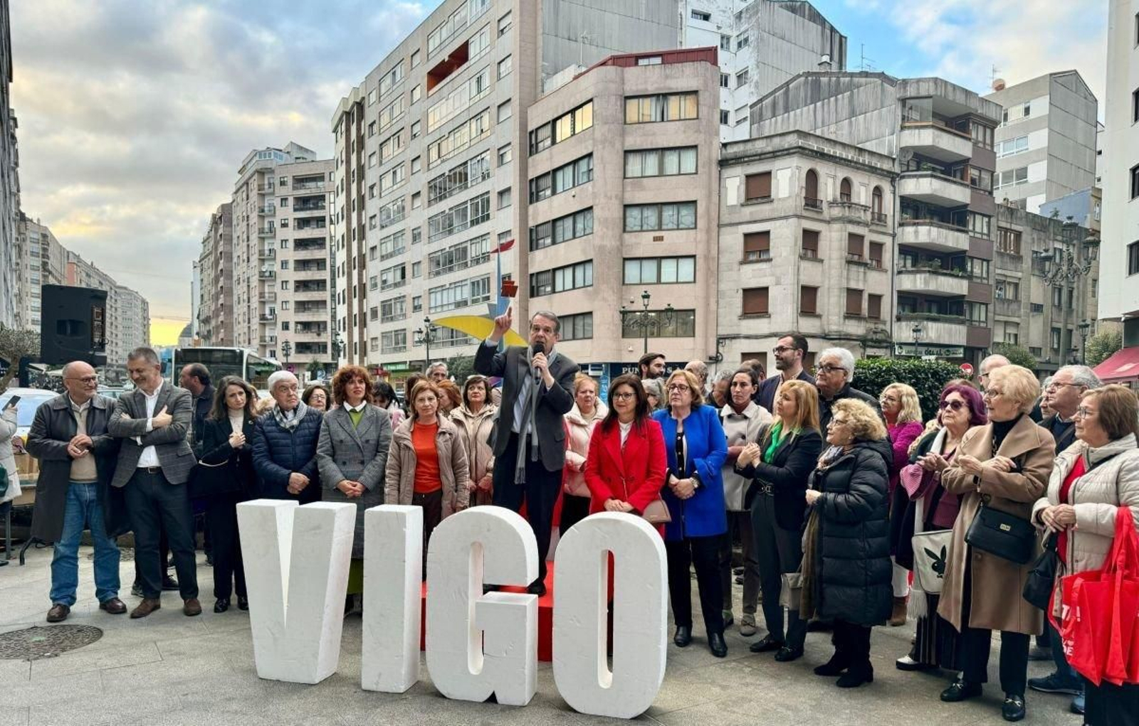 Abel Caballero y Elena Espinosa, durante un acto ayer en Rosalía de Castro.