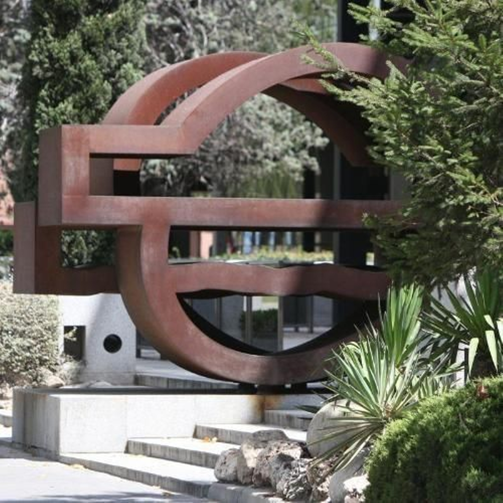 El descenso de los beneficios se debe a la bajada del precio del crudo.