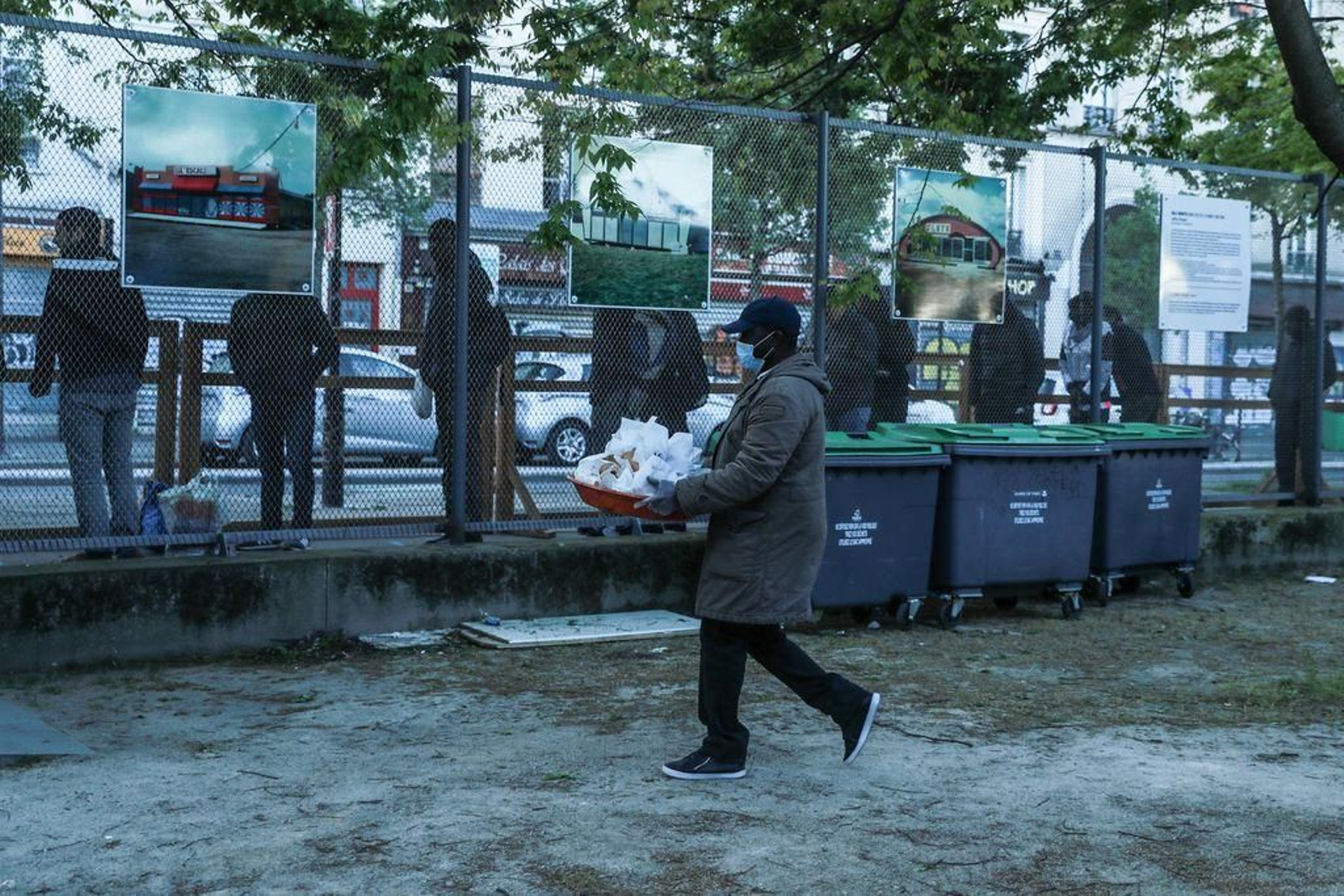 Un ciudadano francés lleva comida preparada a su casa.