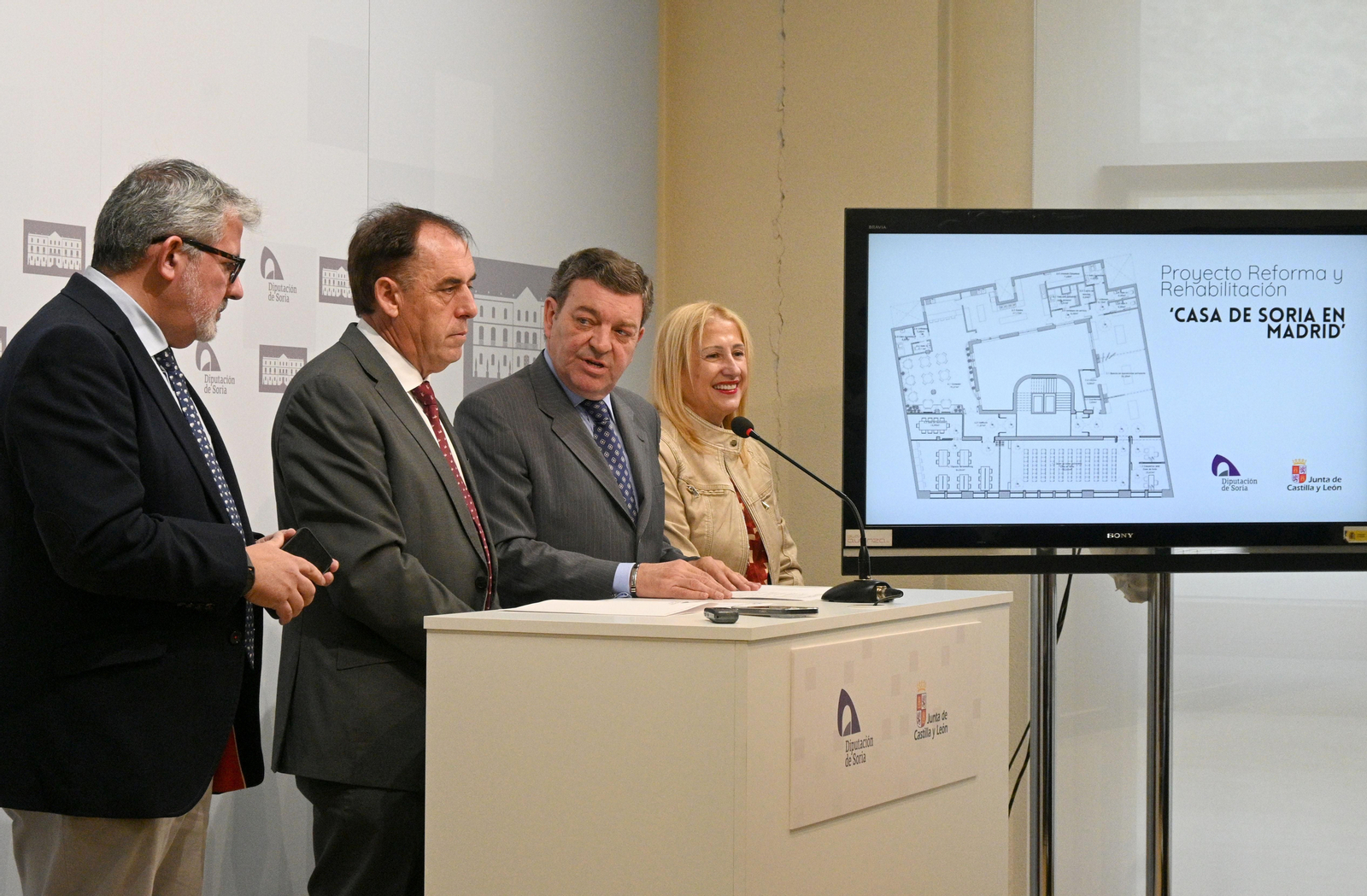 El consejero de la Presidencia de la Junta de Castilla y León, Luis Miguel González Gago, y el presidente de la Diputación de Soria, Benito Serrano, durante la firma del protocolo.