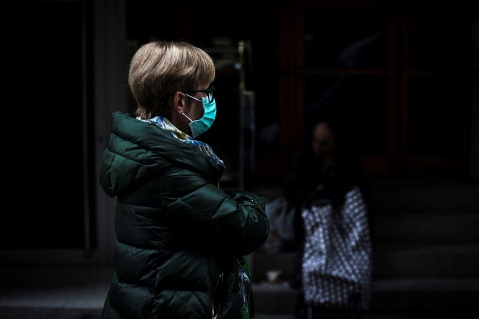 Una mujer guarda cola en el exterior de un supermercado ourensano.