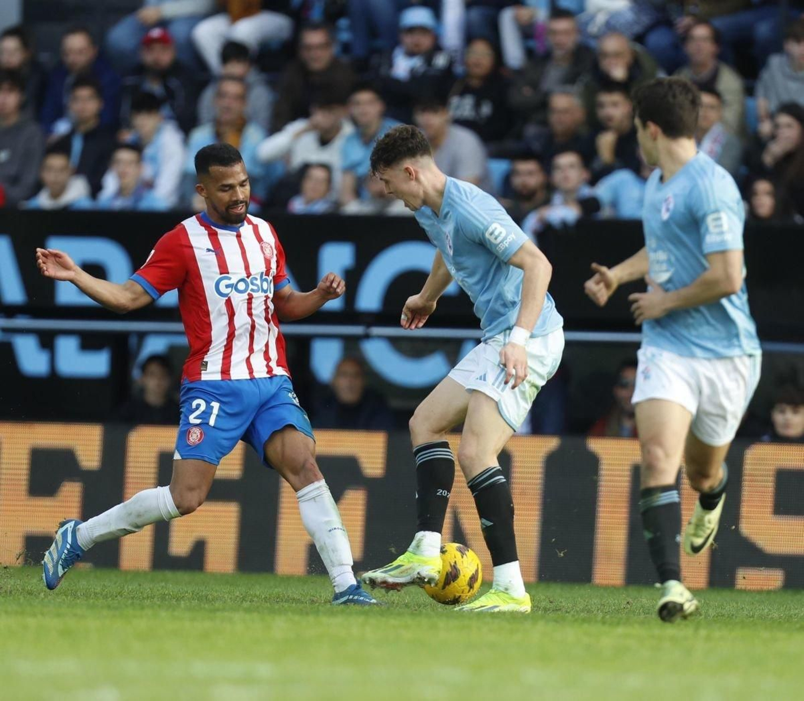 Larsen porfía por un balón ante Yangel mientras Douvikas espera el pase unos metros más adelante.
