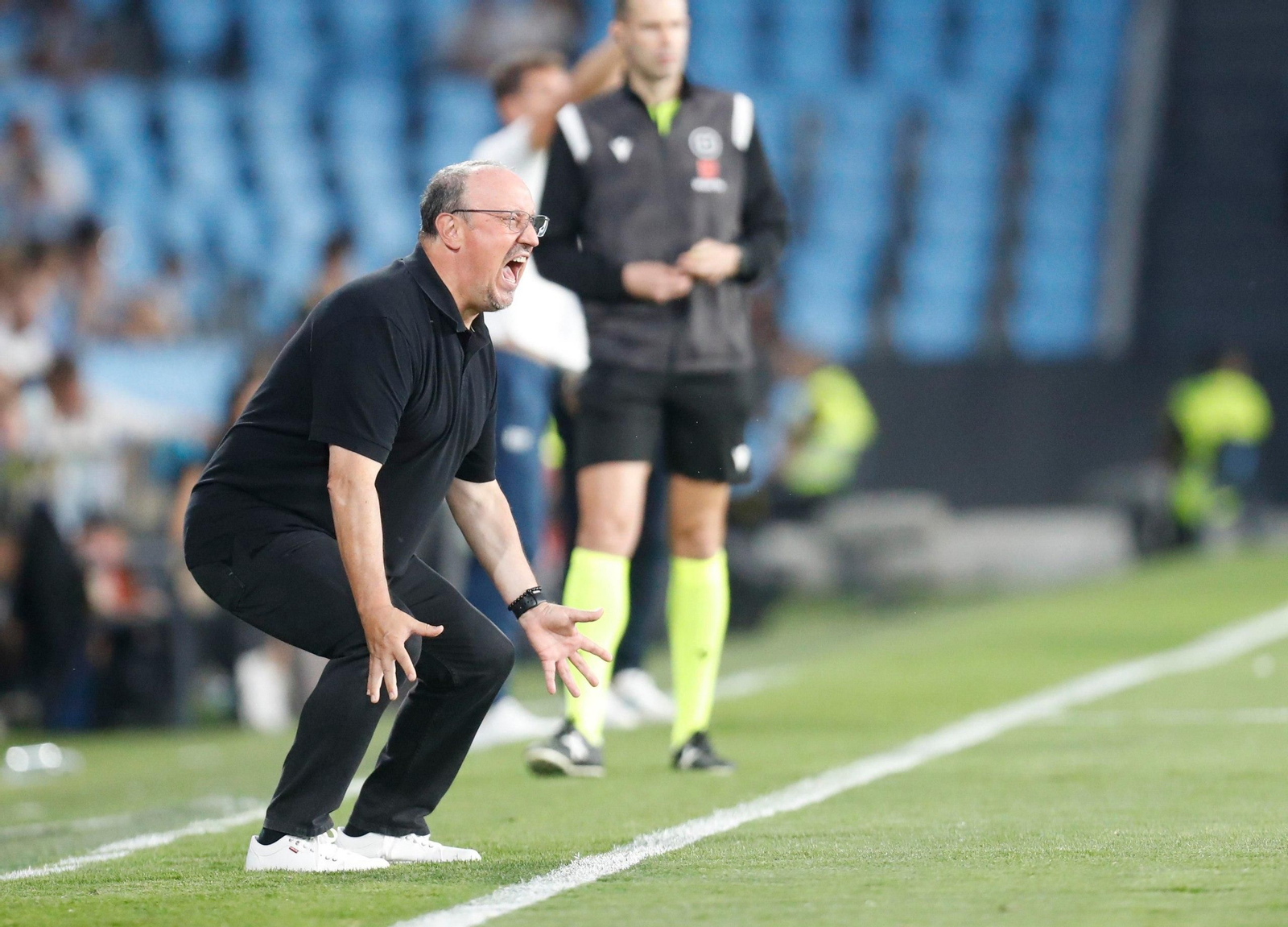 Benítez, muy metido en el partido.