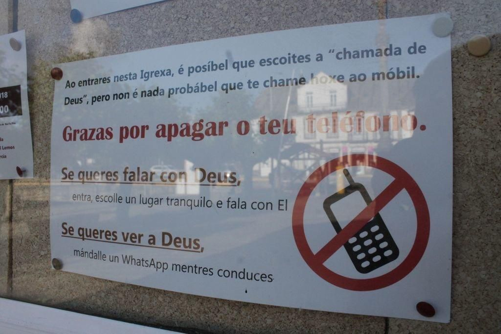 El cartel firmado por el párroco José Manuel Lence.