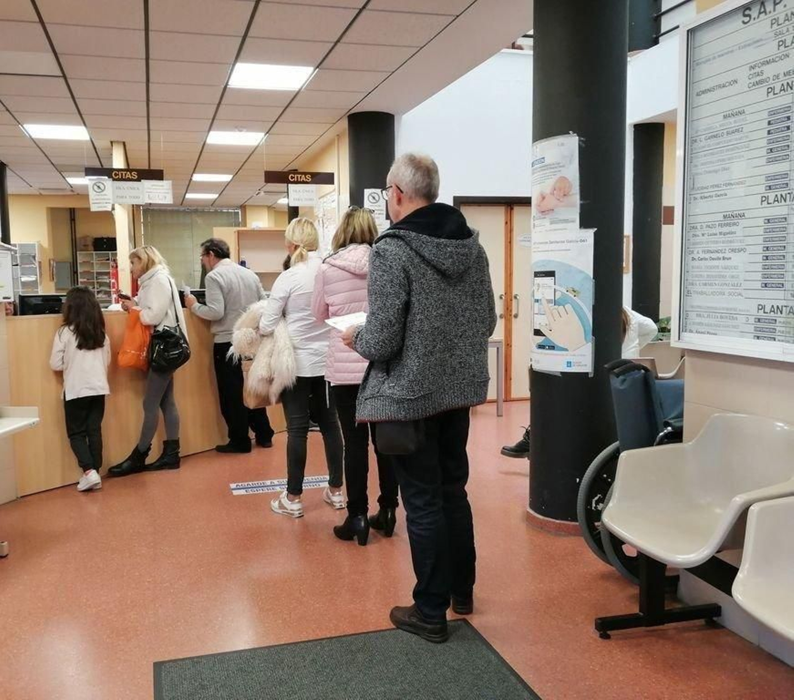 Esperando turno para coger cita en un centro de salud del área de Vigo.